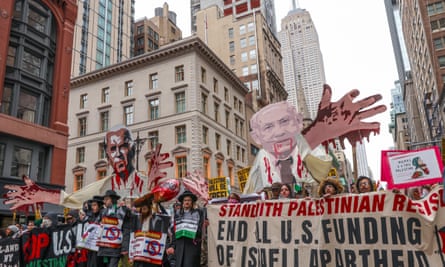 Milhares de manifestantes pró-palestinos realizam um comício 'Não há Natal como de costume em um genocídio' e marcham da Quinta Avenida até a Union Square, em Nova York.