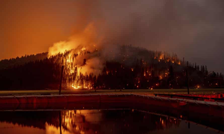 Genesee, California, ABD'deki Dixie Fire'dan alevleri gösteren uzun pozlama fotoğrafı.