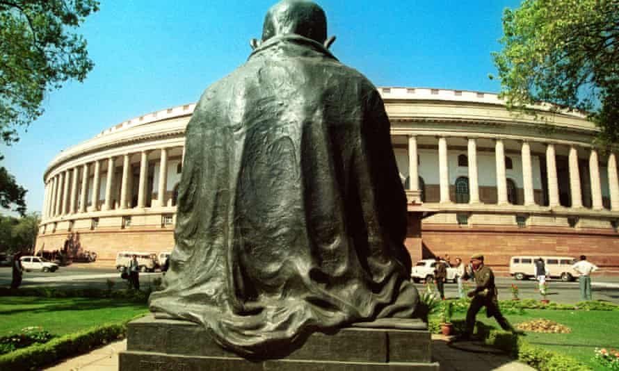 La estatua de Mahatma Gandhi inspecciona la actual casa del parlamento.