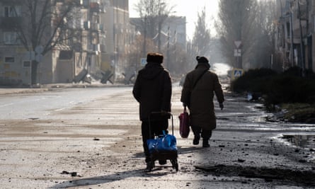 Des habitants de la ville de Bakhmut, en Ukraine, le 19 janvier 2023.
