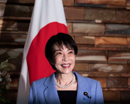 ஏப்ரல் 22, 2026 அன்று டோக்கியோவில் உள்ள பிரதம மந்திரி அலுவலகத்தில் சந்திப்பதற்கு முன், மாண்டினீக்ரோவின் ஜனாதிபதி ஜாகோவ் மிலாடோவிக்கைச் சந்திக்கும் போது ஜப்பானின் பிரதம மந்திரி சனே தகைச்சி புன்னகைக்கிறார்.