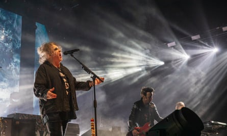 Smith et Simon Gallup de la Cure à la First Direct Arena, Leeds.