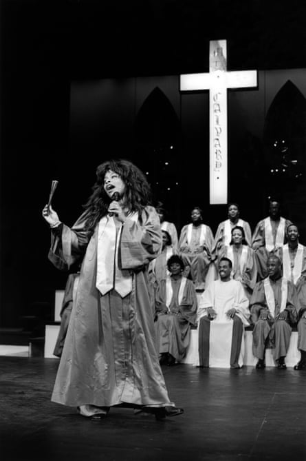 Chaka Khan sings in front of a gospel choir and a huge cross.