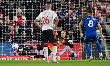 Javan Holohan de Grimsby Town anotó su primer gol desde el punto de penalti contra Alex McCarthy de Southampton.
