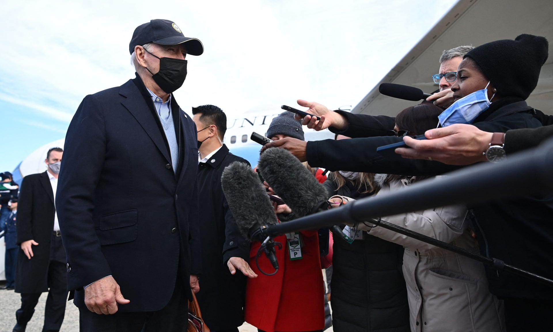 Joe Biden to discuss Omicron Covid variant in White House address (theguardian.com)