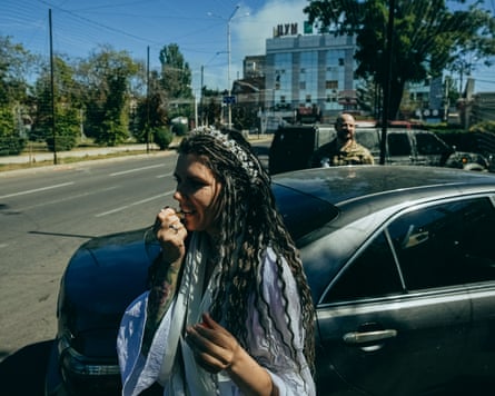 Final preparations for the wedding ceremony in Kramatorsk city centre