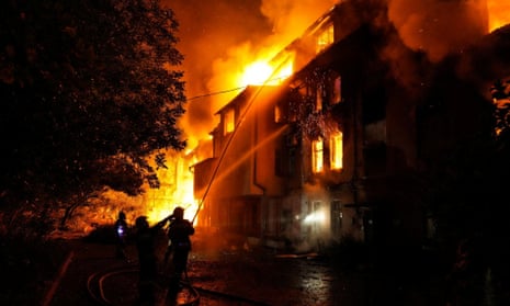 En una imagen publicada por los servicios de emergencia de Ucrania, los bomberos trabajan en un edificio residencial muy dañado en Mykolaiv.