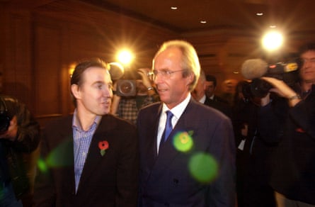 Adam Crozier with Sven-Göran Eriksson at the Swede’s unveiling in November 2000.