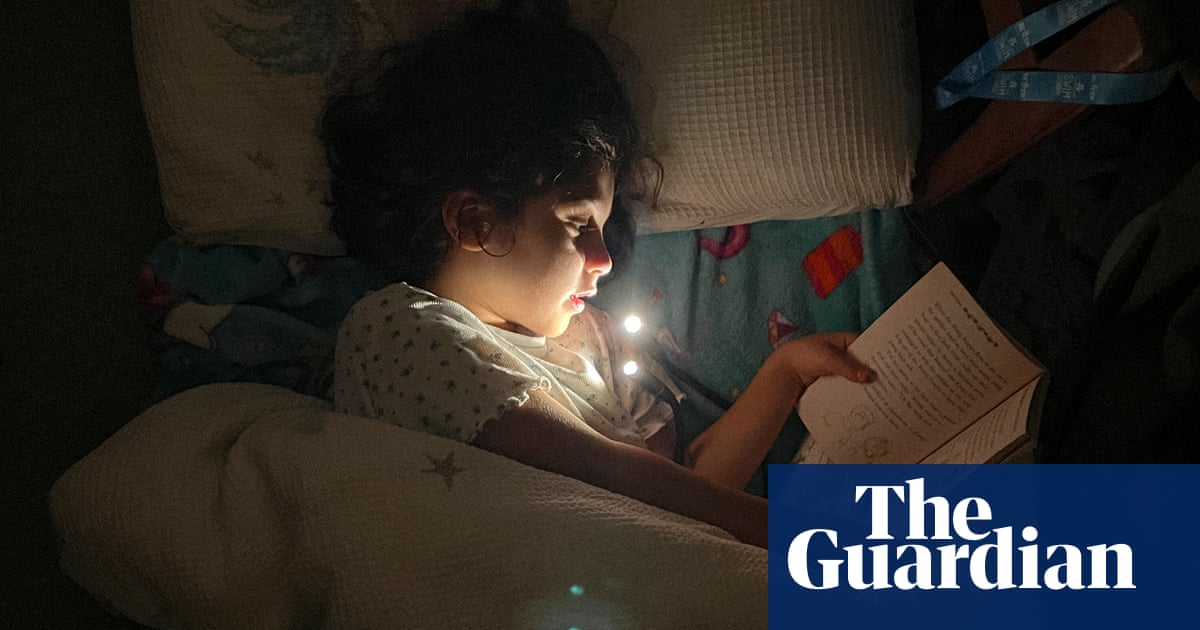 Изображение на седемгодишно дете напълно погълнато от книга е едновременно