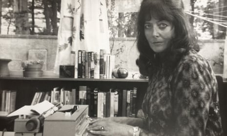 Alanna Knight only began writing in earnest after being temporarily paralysed in 1964 by a rare nervous disorder, and receiving an electric typewriter as therapy.