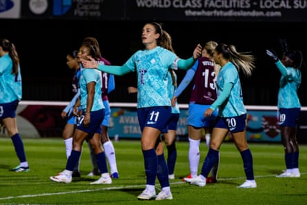 Alexia Putellas raises her arms with her team