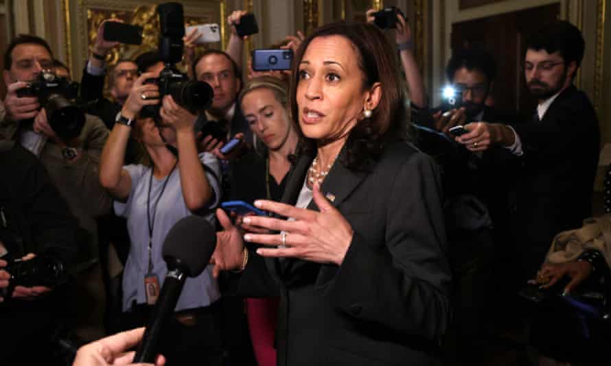 Kamala Harris s'adresse aux membres des médias après avoir présidé le vote.