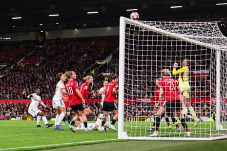 Bernadette Kakounan goes close for Bayern.