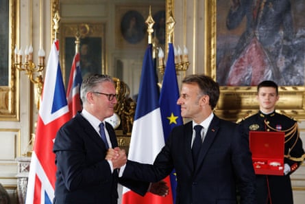 Keir Starmer and Emmanuel Macron clasp hands