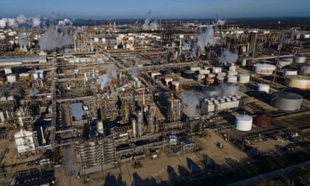 Asap memenuhi udara di kilang di Baytown, Texas, pada tahun 2021. Pada tahun itu saja, ExxonMobil menghasilkan 6 juta ton plastik sekali pakai baru