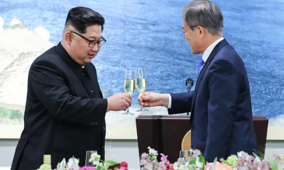 Kim Jong-un and Moon Jae-in raise a toast at the Korean summit