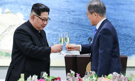 Kim Jong-un and Moon Jae-in raise a toast at the Korean summit