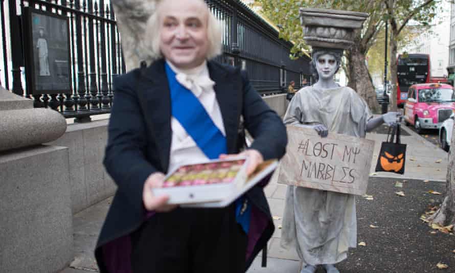 Des militants déguisés en Lord Elgin et en marbre du Parthénon manifestent devant le British Museum en octobre 2020 appelant au retour des sculptures en Grèce.