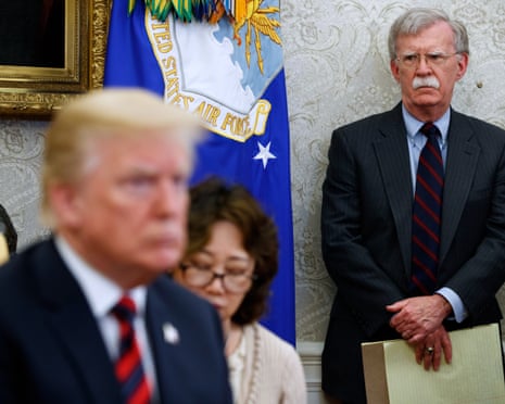 John Bolton en una oficina oval con Trump en 2018.