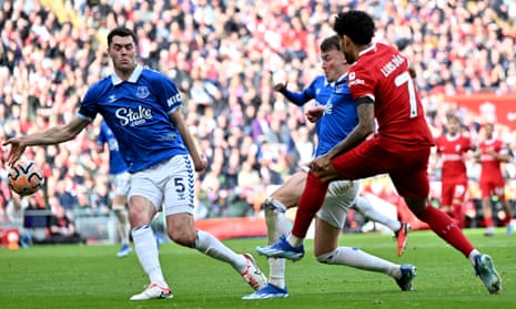 Keane handles the ball in the box for a penalty.