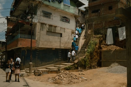 Vente activists climb the stairs towards María Nuñez’s home.