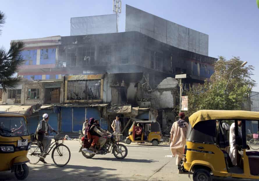 Lojas foram destruídas após combates entre o Taleban e as forças de segurança afegãs na cidade de Kunduz, no norte do Afeganistão, no domingo.