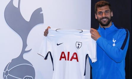 Fernando Llorente’s decision to join Tottenham rather than Chelsea helped to leave the champions with a squad that lacks depth.