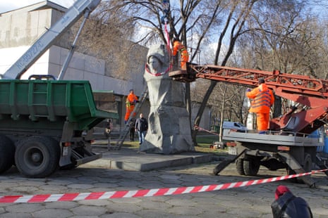 The monument to a Soviet soldier is removed in Dnipro.