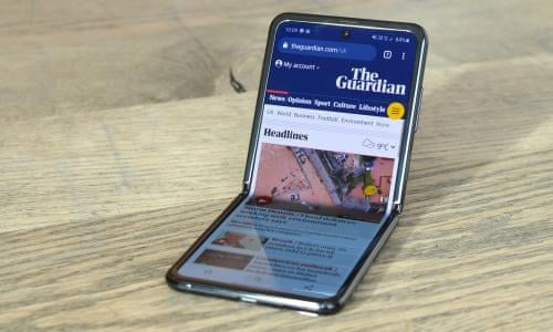 Hello It S Me On A Flip Phone Samsung Unveils Clamshell Model Mobile Phones The Guardian Hello It S Me On A Flip Phone Samsung Unveils Clamshell Model Mobile Phones The Guardian