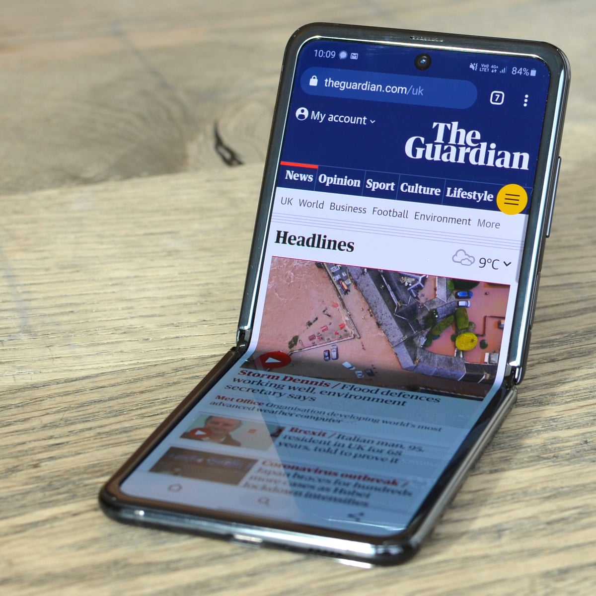 Samsung Galaxy Z Flip Review Back To The Folding Flip Phone Future Samsung The Guardian Samsung Galaxy Z Flip Review Back To The Folding Flip Phone Future Samsung The Guardian