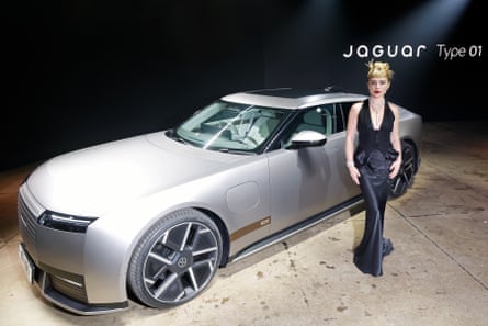 Florence Pugh ao lado de um Jaguar Type 01. Florence Pugh ao lado de um Jaguar Type 01.