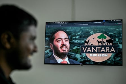 An employee watching the news related to Vantara on a website at his office