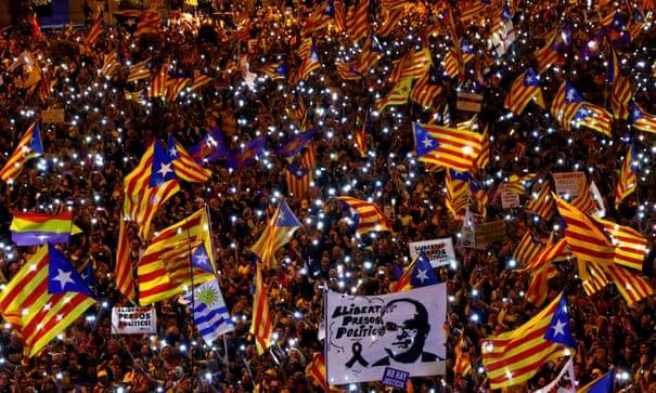 Banners call for ‘freedom for political prisoners’.