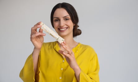 Mujer vestida de amarillo sosteniendo un producto sanitario Daye