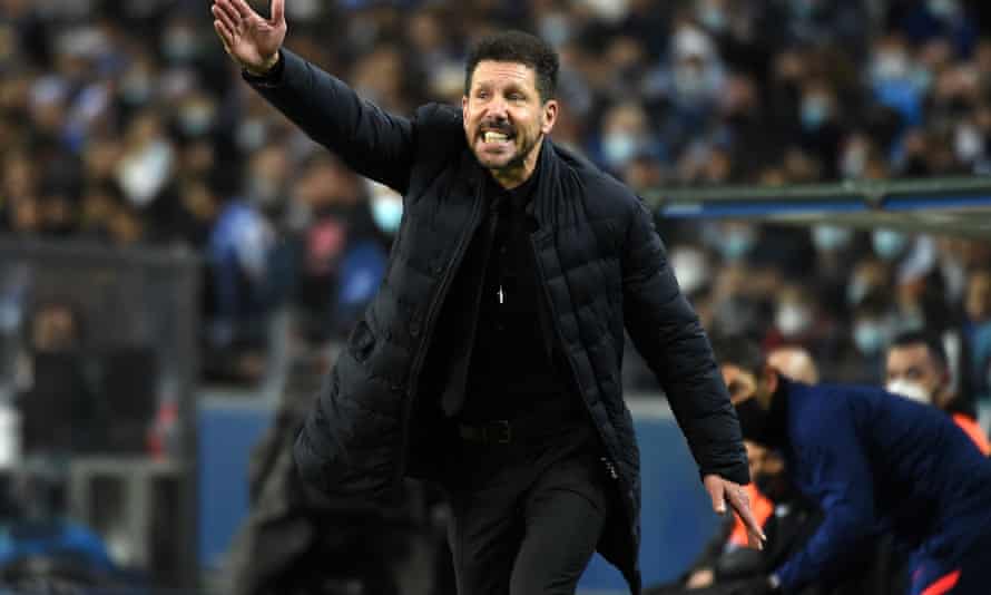 L'allenatore dell'Atletico Madrid Diego Simeone grida istruzioni durante una partita di Champions League contro il Porto