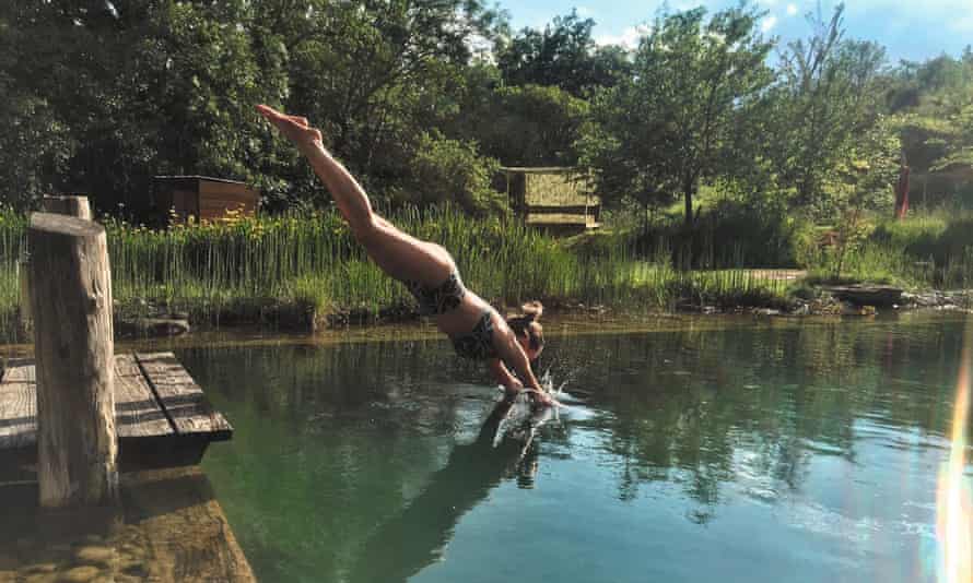 Femmes en bikini plongeant dans l'étang