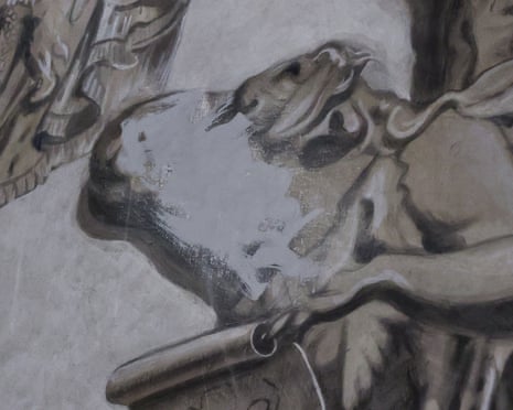 人臉被擦掉的壁畫