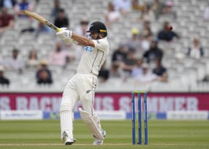 Neil Wagner goes for the hook shot from Ollie Robinson