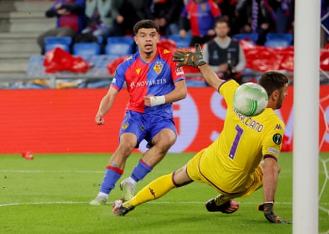 Mohamed Zeki Amdouni dari Basel mencetak gol penyeimbang melawan Fiorentina.