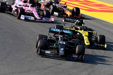 Hamilton takes the lead at the race restart in front of Ricciardo.