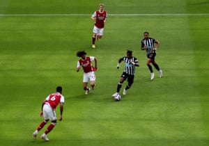 Allan Saint-Maximin jinks his way downfield.