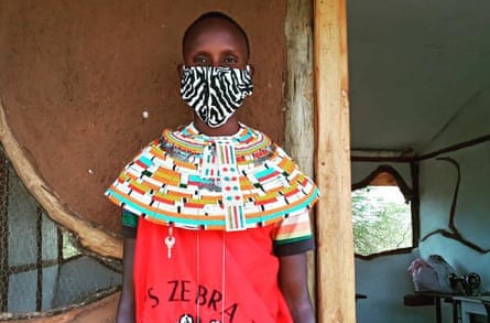 Fille au masque facial