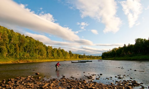 Um pescador com mosca no rio Miramichi, New Brunswick, Canadá