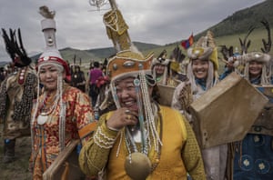 Os xamãs se reúnem para um ritual de fogo destinado a invocar espíritos. Acredita-se que os xamãs são escolhidos por seus espíritos ancestrais para servir como um canal para o mundo vivo.