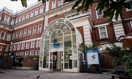 ورودی بیمارستان سنت مری در پدینگتون، غرب لندن