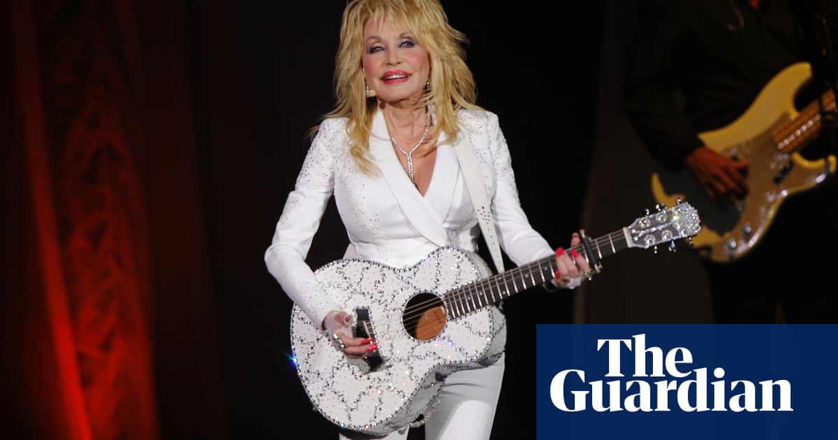 Dolly Parton’s Dollywood to pay full tuition for employees pursuing college