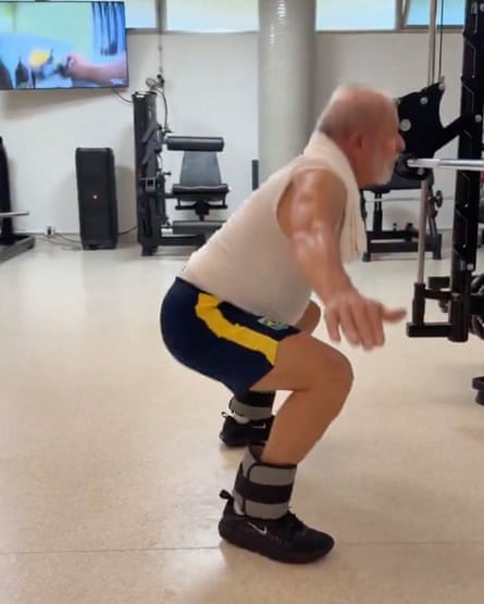 Lula performing squats in a live stream by his wife.