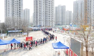 Mensen staan ​​in de rij voor Covid-tests nadat lokale gevallen van de Omicron-variant werden ontdekt in Tianjin, China.