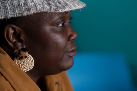 صورة مقربة لامرأة ترتدي قبعة رمادية وقميص أصفر