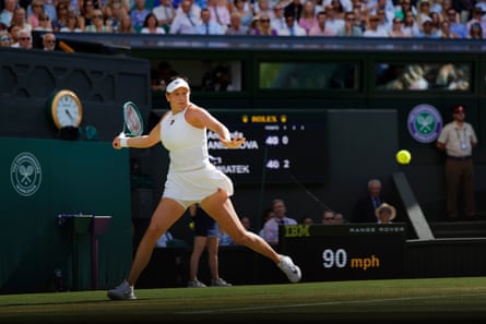 Amanda Anisimova prepares to play a forehand return to Iga Swiatek on Centre Court during the 2025 Wimbledon women’s singles final.